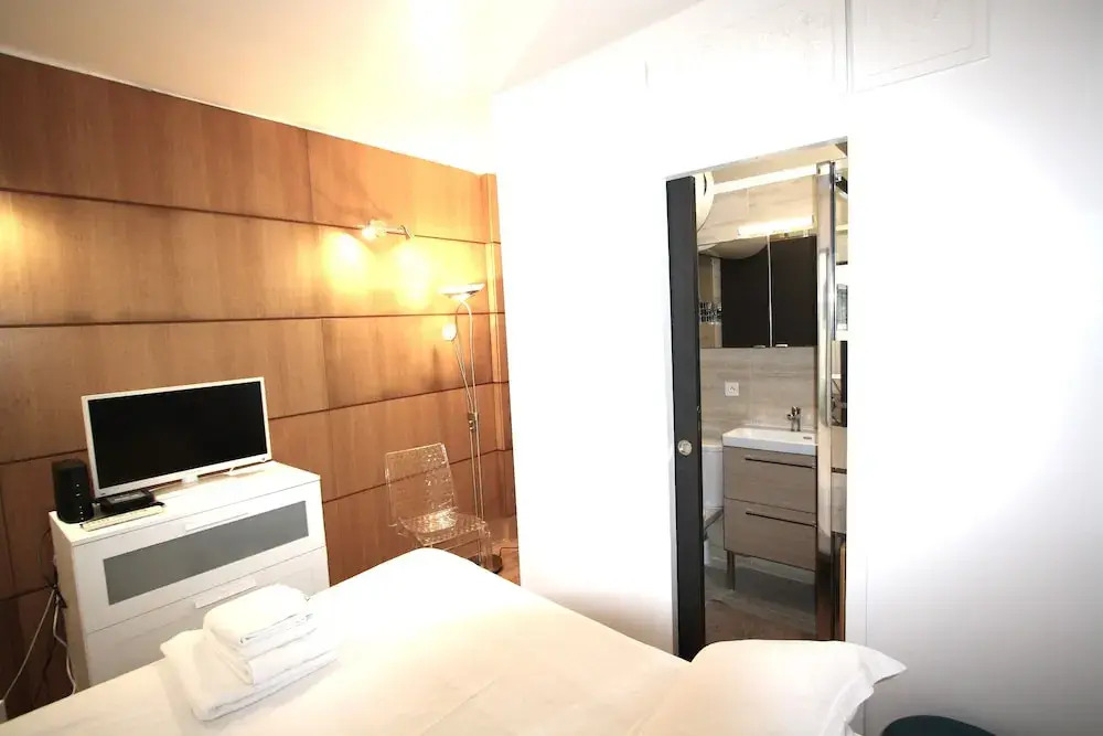 One bedroom flat ground floor avec cuisine -Rue Saint charles - métro Charles Michels 75015 PARIS