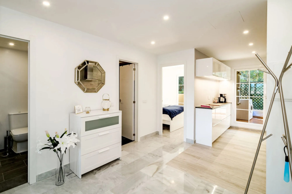 SAT1-walking distance to Puerto Banus