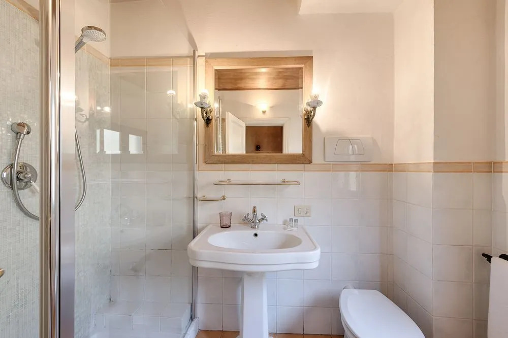 Rosa- Apartment with Terrace in Piazza Strozzi, Duomo