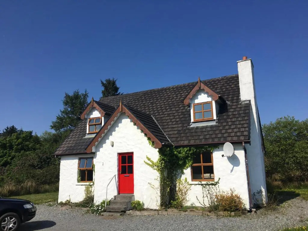 Letterfrack Farm Cottage in village on a farm beside Connemara National Park