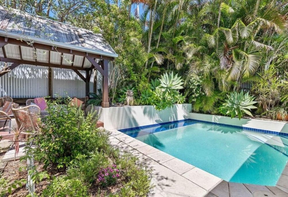 Burleigh Coastal Escape 4BR Home