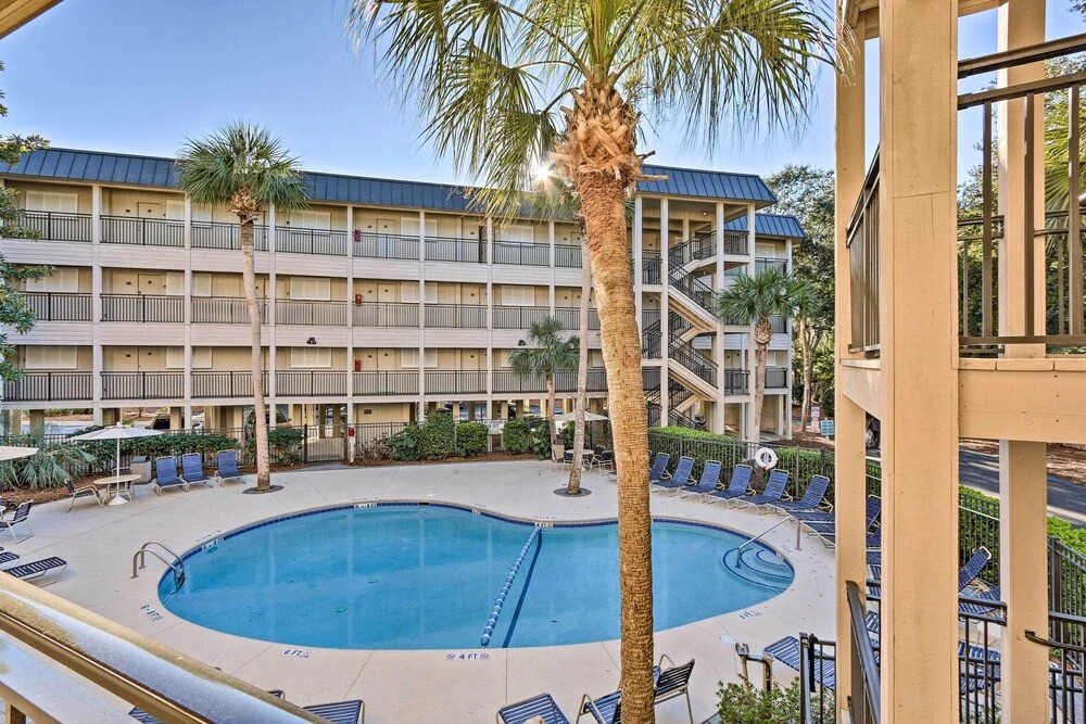 Hilton Head Island Condo: Steps to Beach!