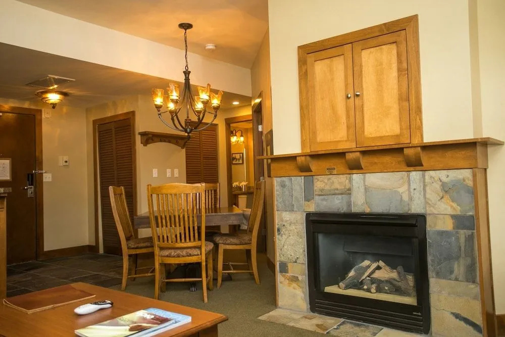 Sundial Lodge Condo Steps from Red Pine Gondola by RedAwning