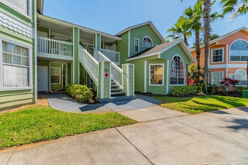 ​Near Theme Parks! 4 BR's, Sleeps 10! Gorgeous Home, Pool, Patio!