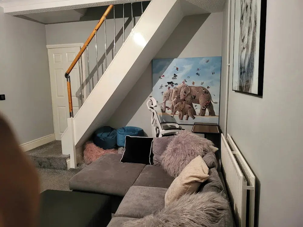 Apartment - Sleeps 5 - Great Location - Parking