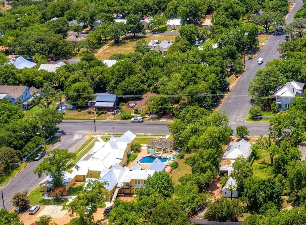 Luxury Home Near Main With Hot tub