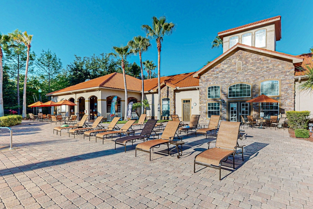 Fantastic Lake-view Condo With Pool, hot Tub, Balcony, AC & Kitchen -near Disney