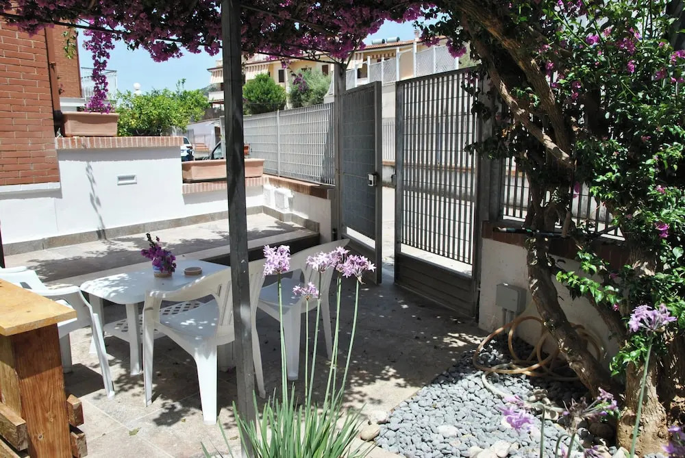 La Bouganville Studio 200 m From the sea