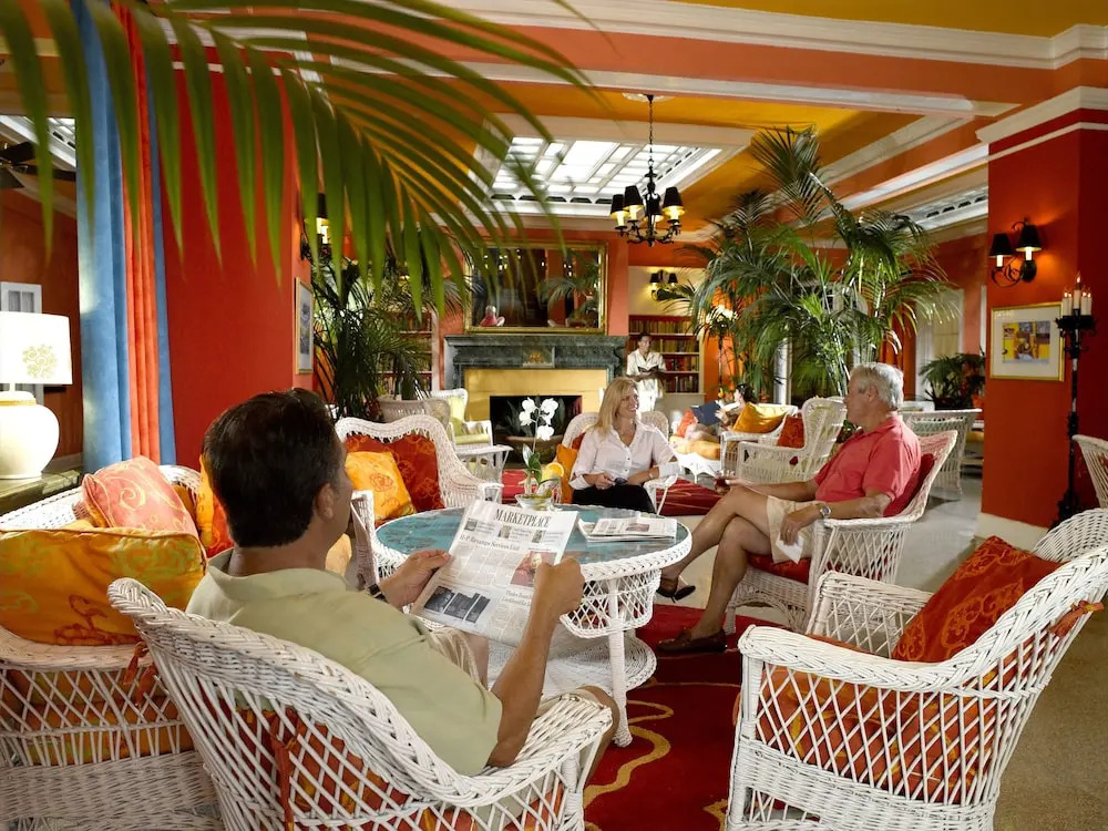 Colony Hotel & Cabaña Club