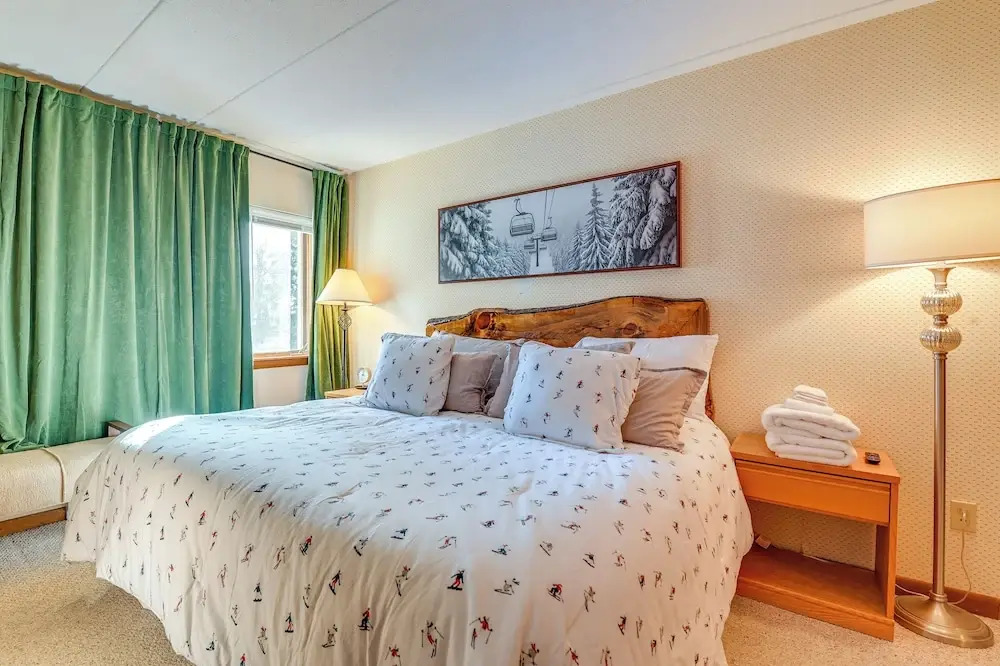 'bearfoot Apres' Mtn-view Condo < 1 Mi to Mt Snow!