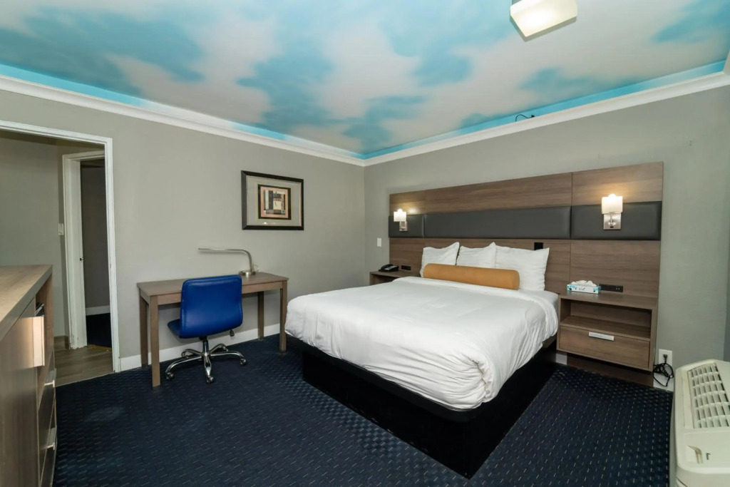 Hollywood Palms Inns & Suites