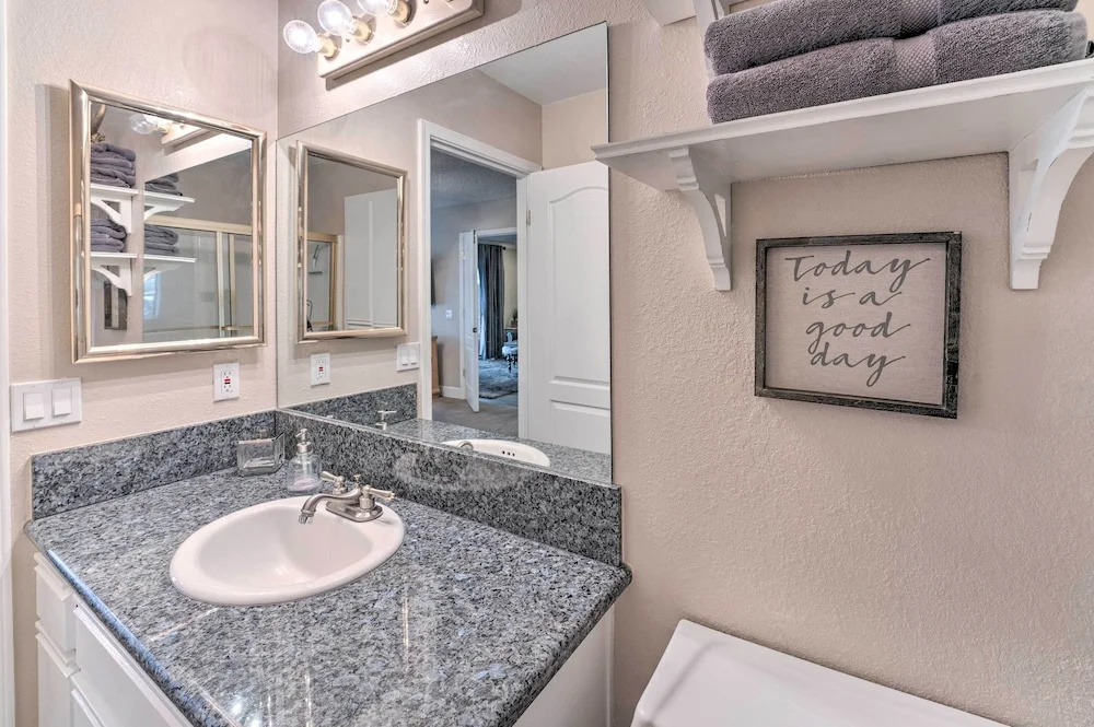 Walk to Beach: Lake Havasu Condo w/ Pool Access