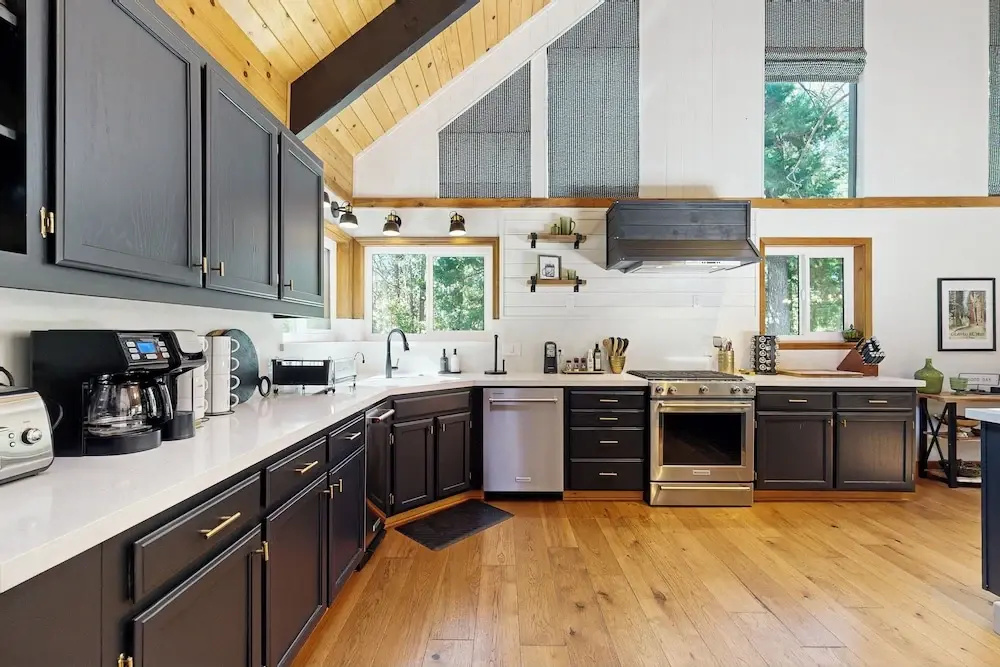 4BR Home w/ Spa, Bar, Home Gym, Decks, Near Lake
