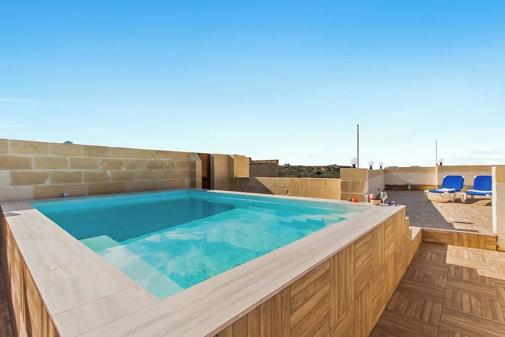 Nadurin, Gozitan Villa 7 Bedr. & 2 Pools