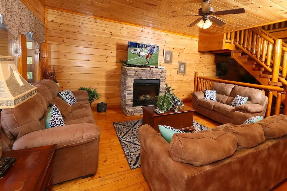 Family Valley 6 Br cabin by RedAwning