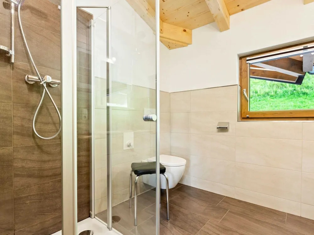 Comfy Apartment in Hollersbach im Pinzgau near Lake