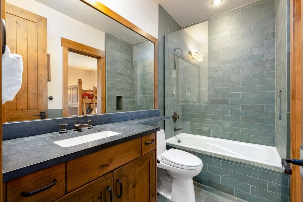 Amazing Pet-Friendly Executive Home, Ski-In Walk-Out - LR884 by Redawning