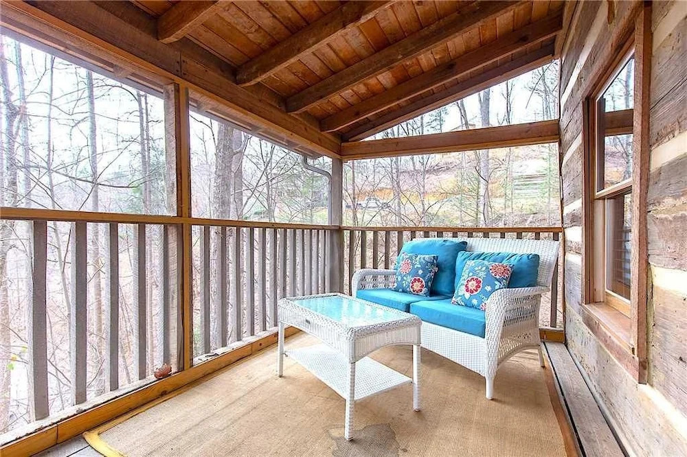 The Robins Nest - Two Bedroom Cabin