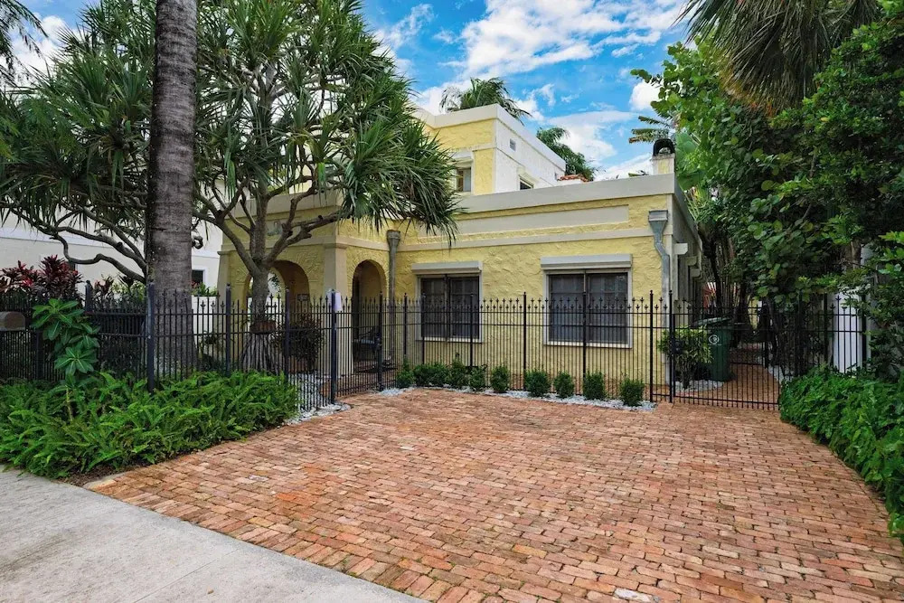 Las Olas Oasis by Avantstay Minutes to the Beach + Hot Tub