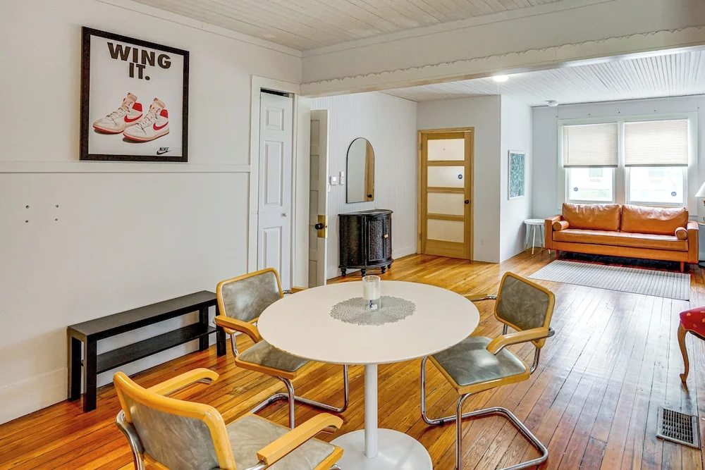 Walk to Everything! Dtwn Hudson Apartment