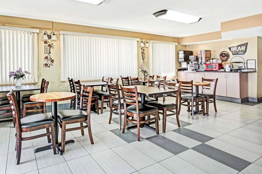 Knights Inn Aurora