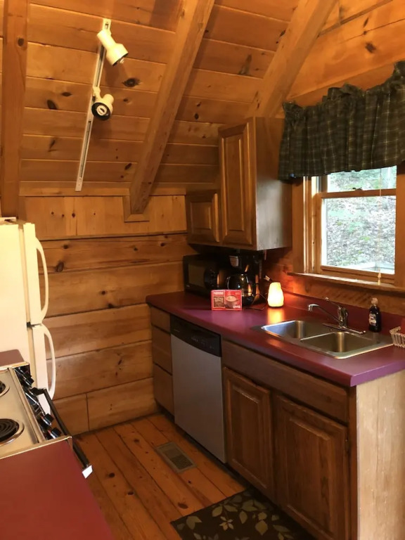 Gatlinburg Mountain Magic Hot Tub Cabins