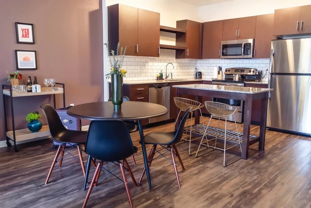 Luxe 1BR Condo in Downtown Area