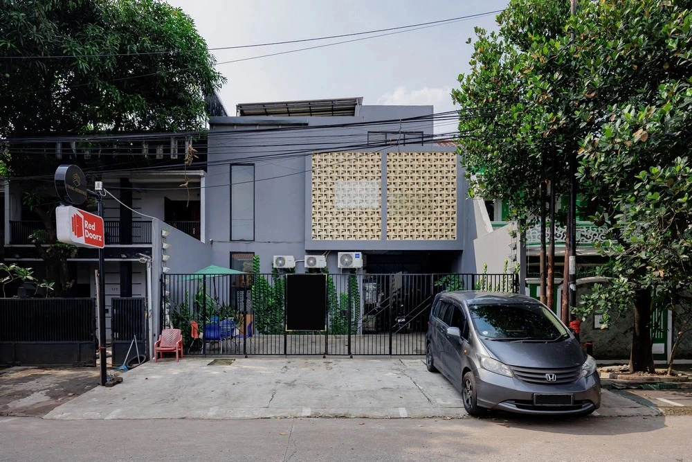 RedDoorz Plus Syariah at Limus Nunggal