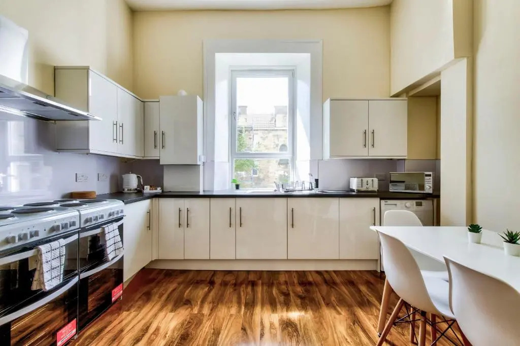Stunning 5 bedroom apt, close to city centre, SEC, Hydro and motorway