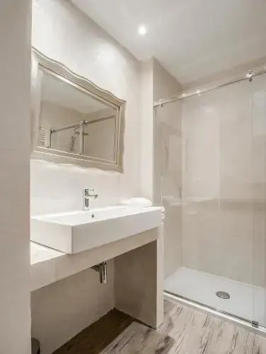 Arena Easy Suites Guesthouse