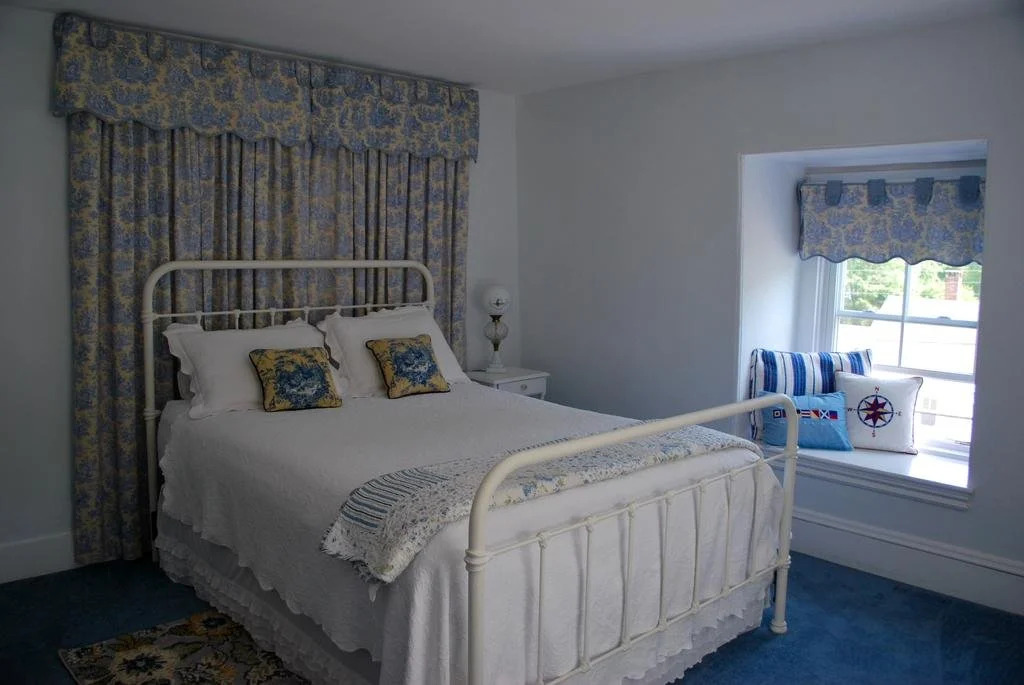 Iconic downtown retreat with firepit & fireplace- walk to Harbor Footbridge