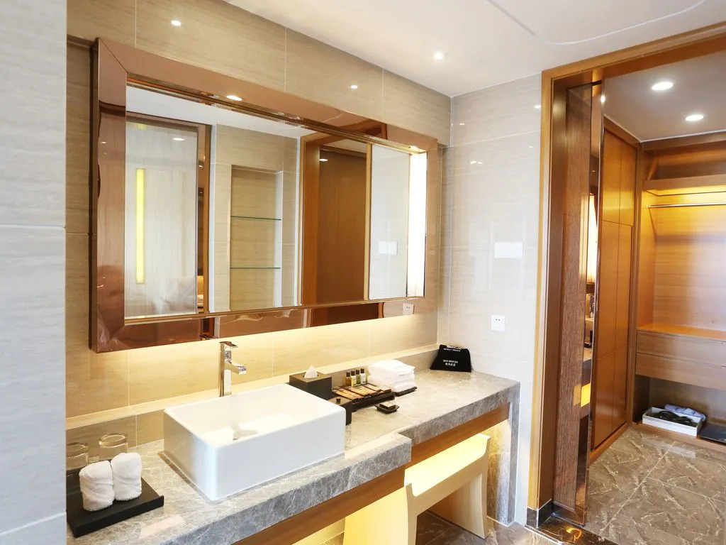 Poly Phoenix Hotel