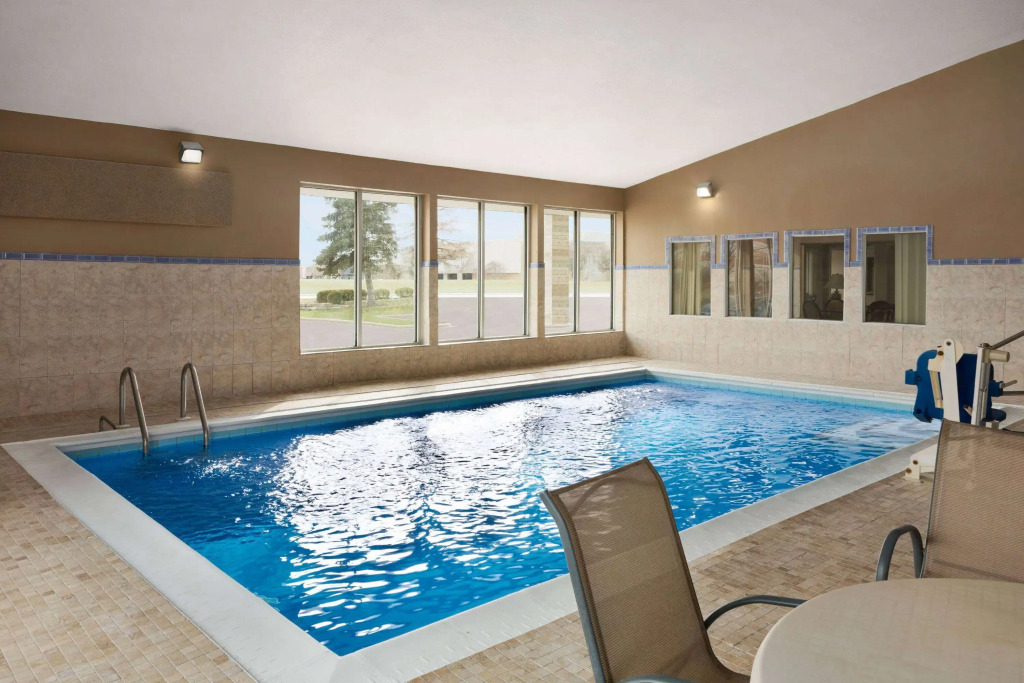 Super 8 by Wyndham Joliet