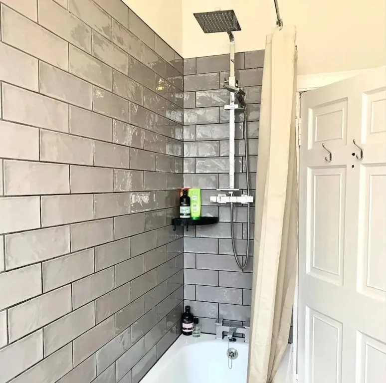 Bright and Cosy 2 Bedroom Flat in Trendy Leith