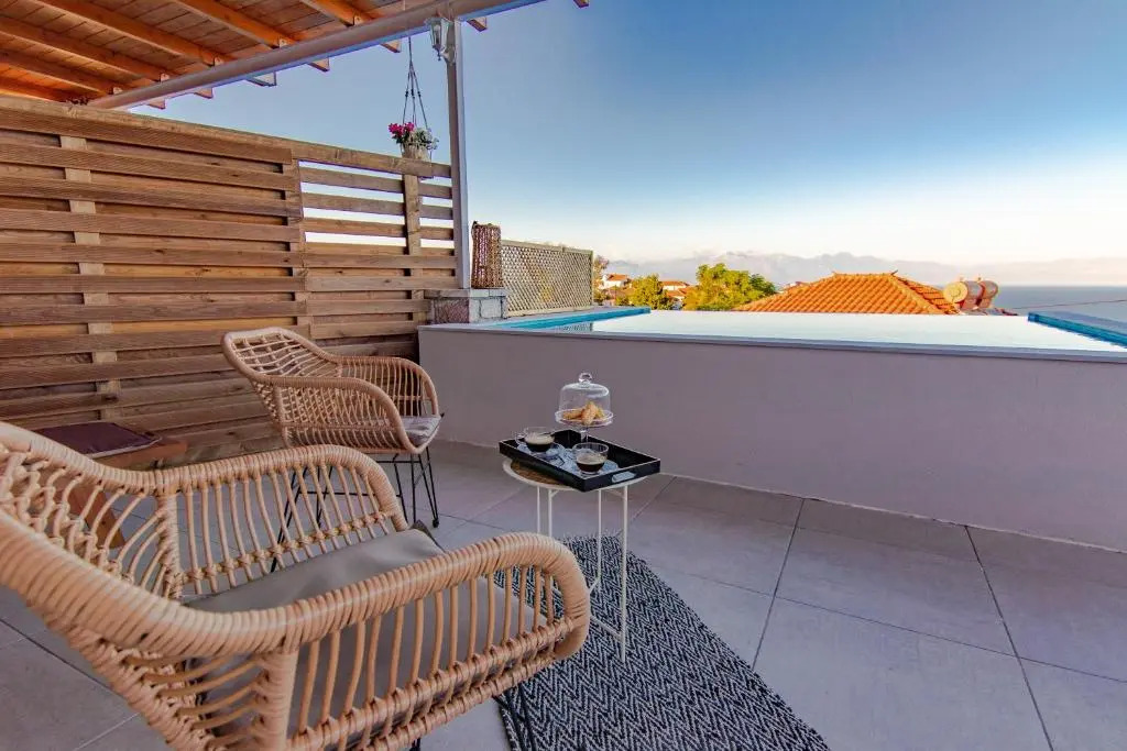 Georgiannas suite with private pool , greysuite