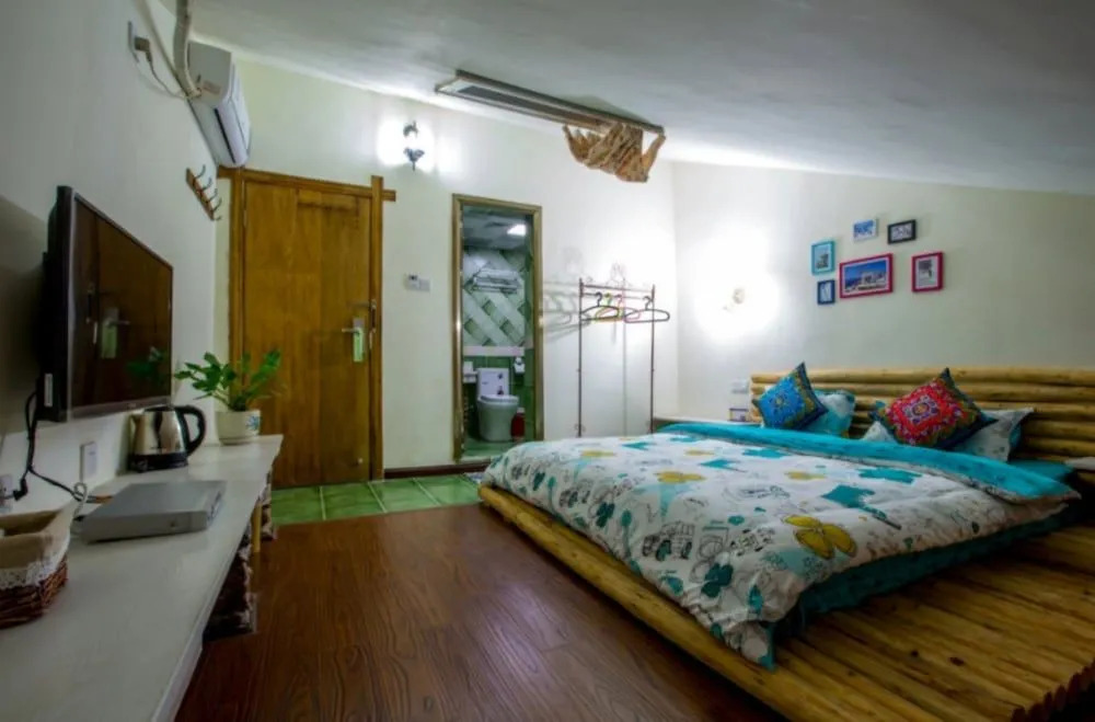 Zhangjiajie April Day Hostel