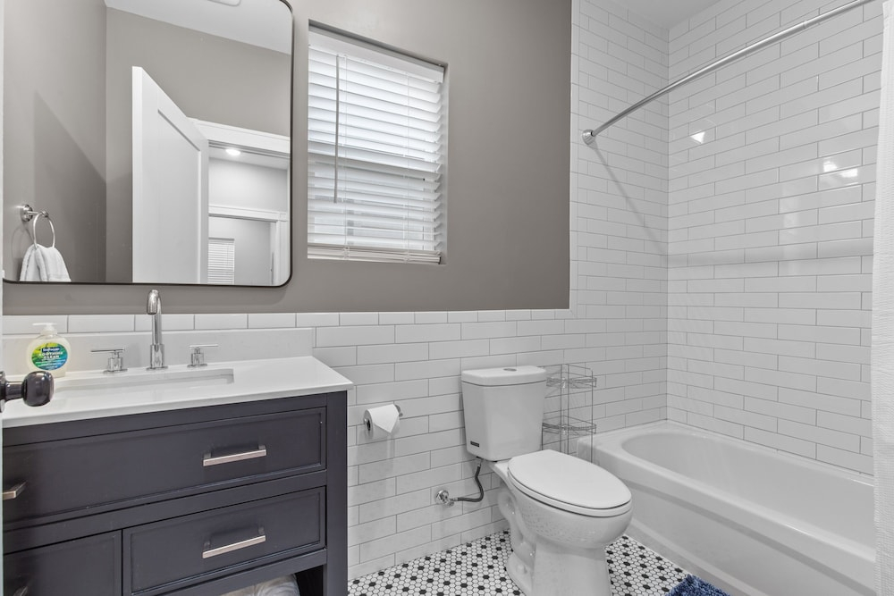 3323: Uptown Elegant Escape by JZ Vacation Rentals
