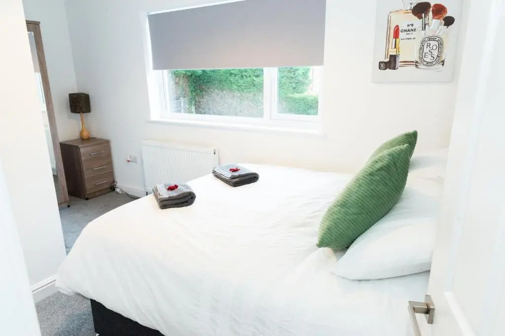 Charming 2 Bedroom House - Free Parking - Great Location