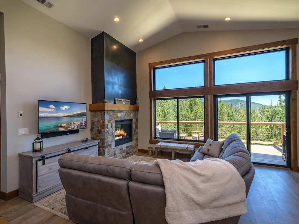 Tahoe Donner Home 4 Bedrooms 2.5 Bathrooms Home