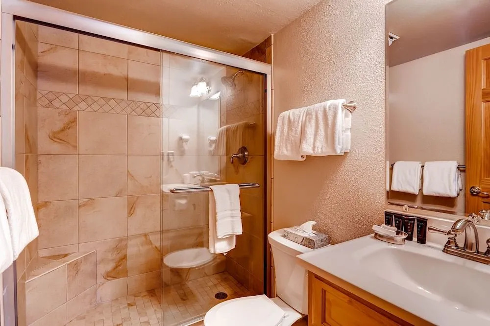 Perfect Mountain Retreat/3br -fireplace, Kids Ski Free 3 Bedroom Condo by RedAwning