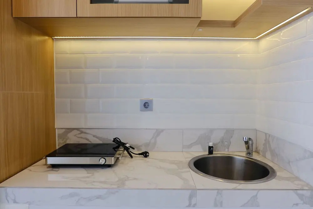 Best Deal Studio Room With Private Jaccuzi At Art Deco Apartment
