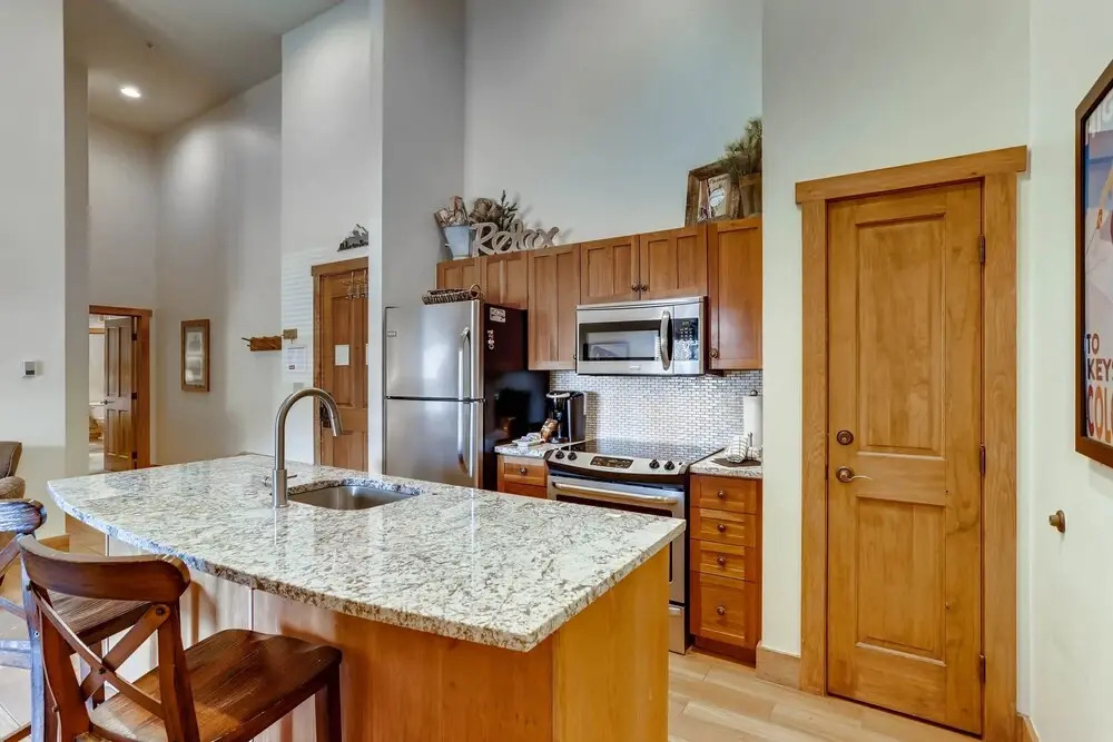 Newly Renovated, 2br Red Hawk Lodge 2301- Kids Ski Free! 2 Bedroom Townhouse by Redawning