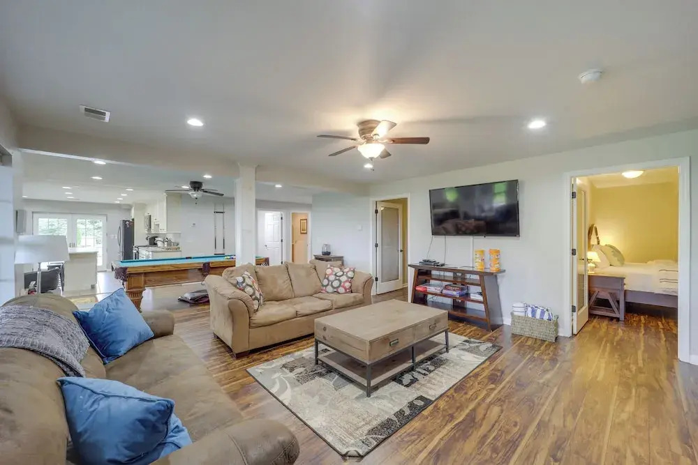 Classy Home w/ Hot Tub + Mt. Jefferson Views