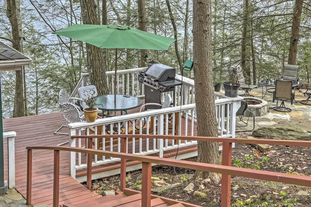 Dainty New Preston Cottage w/ Dock & Lake Views!