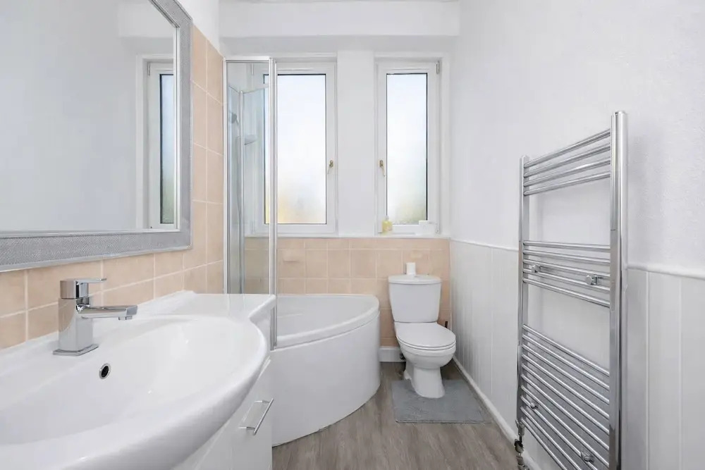 Bright 2 Bedroom Flat on Leith Walk