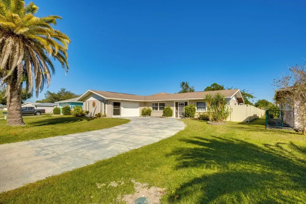 4 Mi to Port Charlotte Beach Park: Gem w/ Pool