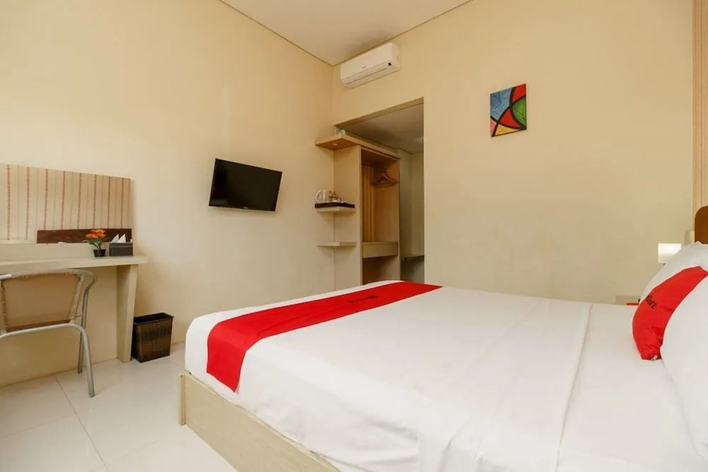 RedDoorz Plus near Sangkareang Park