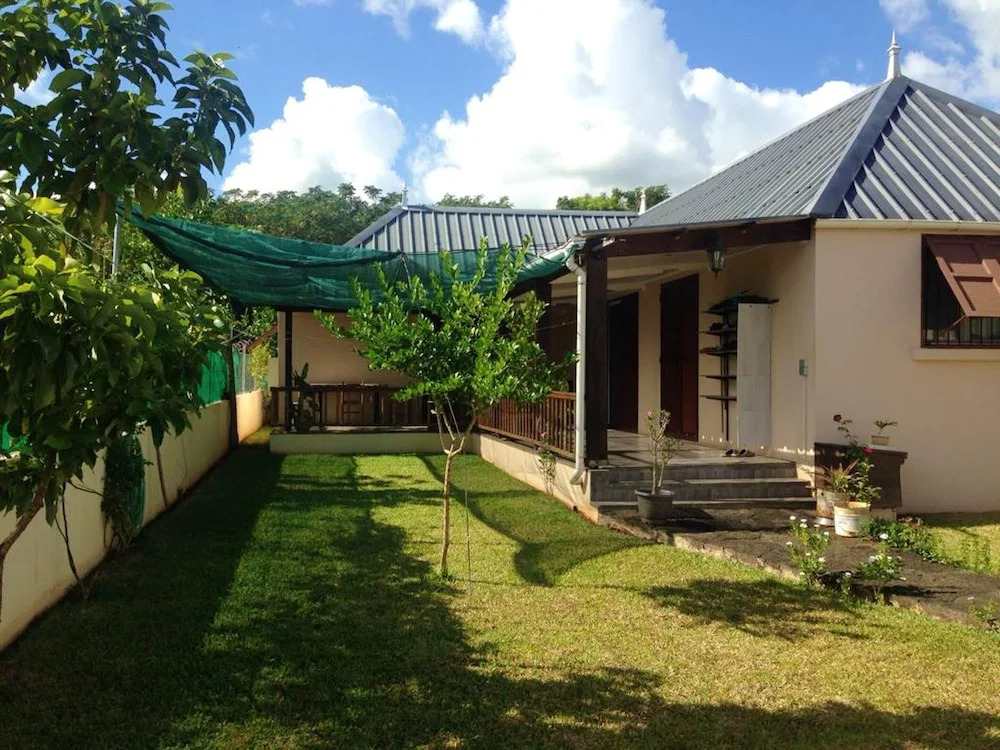 Studio in Triolet, With Enclosed Garden and Wifi - 3 km From the Beach