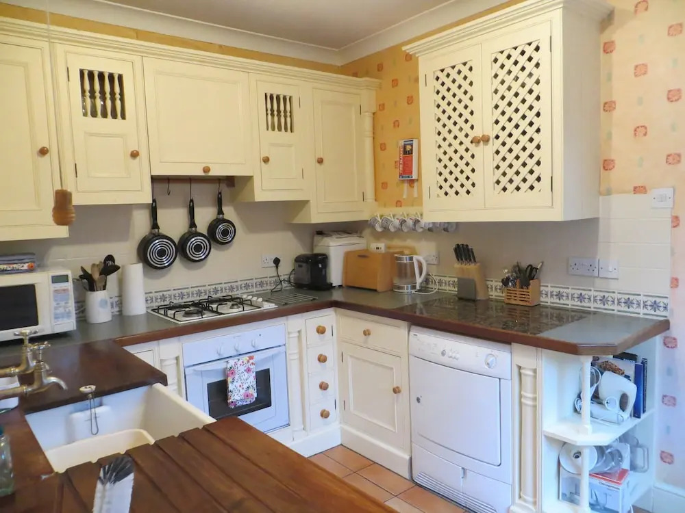 The Shields- Large Family House Close to Beach