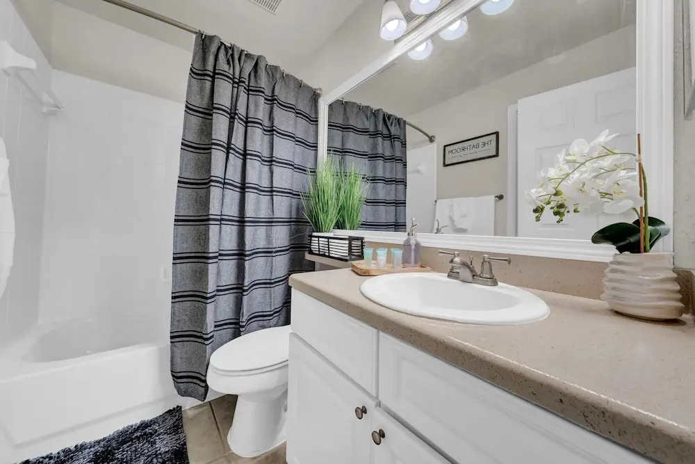 Modern 2BR 2BA Pool Gym Near Airport 8